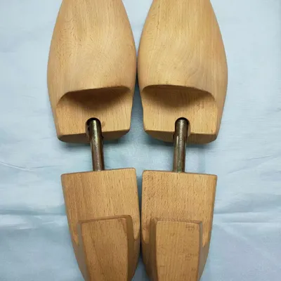 Wooden shoe tree