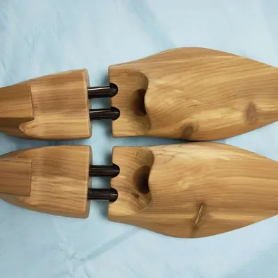 Wooden shoe tree