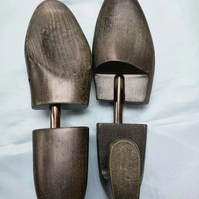 Wooden shoe tree