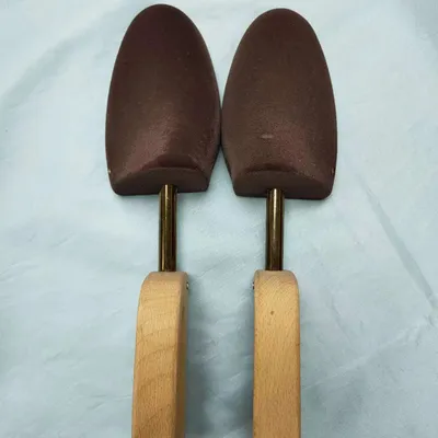 Wooden shoe tree