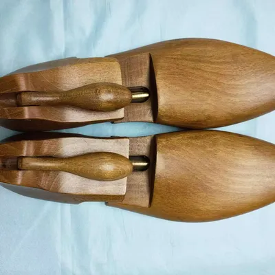 Wooden shoe tree