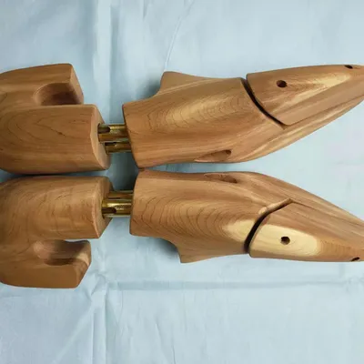 Wooden shoe tree