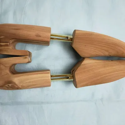 Wooden shoe tree