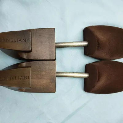 Wooden shoe tree