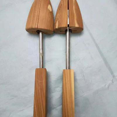 Wooden shoe tree