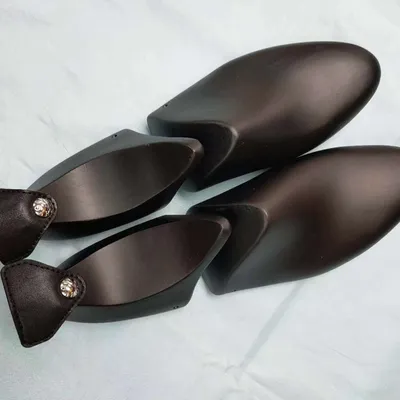Wooden shoe tree